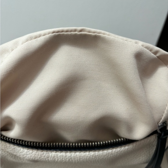 Marc Jacobs soft box 20 cross body in Ivory. - Picture 4 of 9